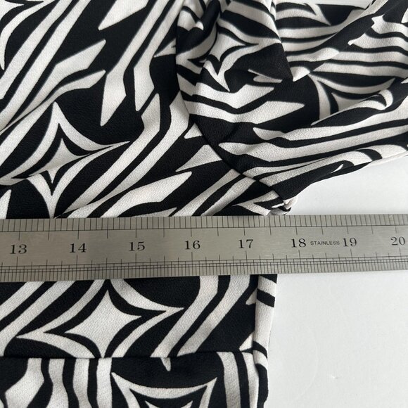 Cocomo Babydoll Blouse Womens M Black Geometric Pattern 3/4 Sleeve Stretch - Picture 8 of 9